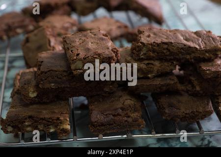 Brownies au chocolat maison refroidissant sur une grille dans la cuisine Banque D'Images