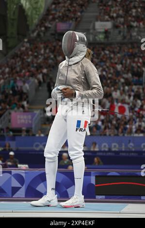 Paris, Fra. 03 août 2024. Sarah Noutcha de l'équipe de France fait une pause alors qu'elle participe au Sabre d'escrime féminin le 8e jour des Jeux Olympiques d'été de 2024 à Paris, France, le 3 août 2024. (Photo par Anthony Behar/Sipa USA) crédit : Sipa USA/Alamy Live News Banque D'Images