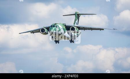 Embraer KC/C-390 Millennium, arrivant à la RAF Fairford pour se produire au Royal International Air Tattoo 2024. Banque D'Images