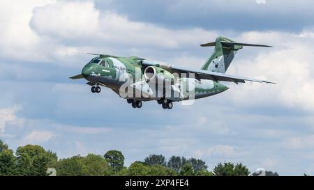 Embraer KC/C-390 Millennium, arrivant à la RAF Fairford pour se produire au Royal International Air Tattoo 2024. Banque D'Images