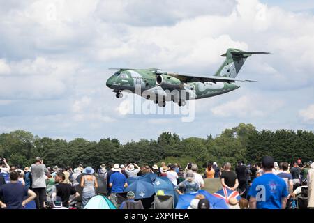 Embraer KC/C-390 Millennium, arrivant à la RAF Fairford pour se produire au Royal International Air Tattoo 2024. Banque D'Images