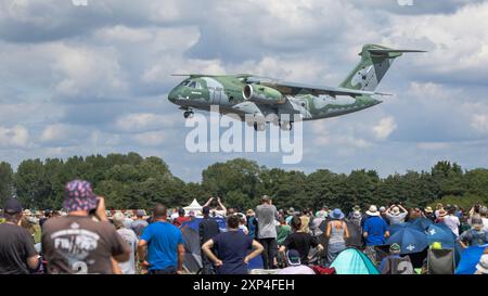 Embraer KC/C-390 Millennium, arrivant à la RAF Fairford pour se produire au Royal International Air Tattoo 2024. Banque D'Images