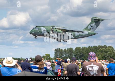 Embraer KC/C-390 Millennium, arrivant à la RAF Fairford pour se produire au Royal International Air Tattoo 2024. Banque D'Images