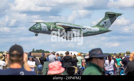 Embraer KC/C-390 Millennium, arrivant à la RAF Fairford pour se produire au Royal International Air Tattoo 2024. Banque D'Images