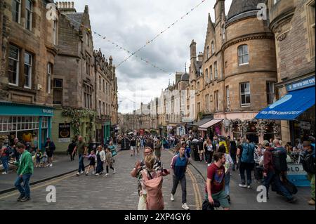 Édimbourg Écosse Royaume-Uni samedi 03 août 2024 : Edinburgh Festival Fringe Cockburn Street au large du Royal Mile dans le centre-ville Banque D'Images