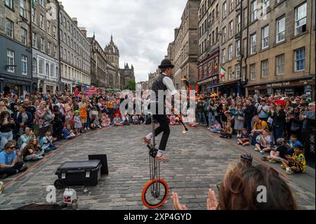 Édimbourg Écosse Royaume-Uni samedi 03 août 2024 : artistes Fringe du Festival d'Édimbourg sur le Royal Mile Banque D'Images