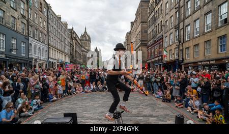 Édimbourg Écosse Royaume-Uni samedi 03 août 2024 : artistes Fringe du Festival d'Édimbourg sur le Royal Mile Banque D'Images