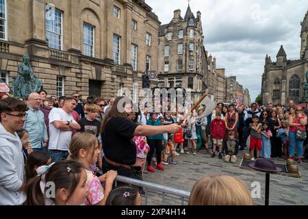 Édimbourg Écosse Royaume-Uni samedi 03 août 2024 : artistes Fringe du Festival d'Édimbourg sur le Royal Mile Banque D'Images