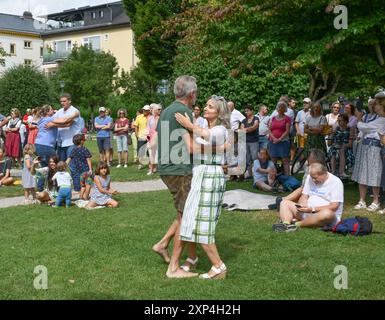 Hausmusikroas in Gmunden, im Rahmen der Salzkammergut Festwochen Gmunden, AM 03.08.2024. DAS Bild zeigt ein zu den Klängen der Gruppe Windstreich Musikanten am Erwin Hermann Kai an der Gmundner Esplanade, tanzendes Paar 2024 - Hausmusikroas in Gmunden, im Rahmen der Salzkammergut Festwochen Gmunden, AM 03.08.2024. *** Hausmusikroas à Gmunden, dans le cadre du Salzkammergut Festwochen Gmunden, le 03 08 2024 L'image montre un couple dansant au son du groupe Windstreich Musikanten à l'Erwin Hermann Kai sur l'Esplanade de Gmunden, 2024 Hausmusikroas à Gmunden, dans le cadre du Salzkamme Banque D'Images