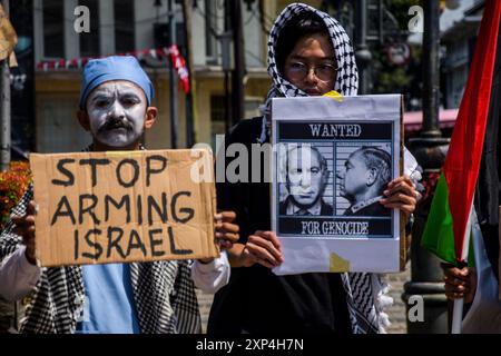 Bandung, Java occidental, Indonésie. 3 août 2024. Des artistes membres de l'esprit de Palestine de Bandung et des résidents tiennent des pancartes lors d'une manifestation à l'occasion de la Journée mondiale de solidarité pour Gaza au Monument Dasasila, Bandung, Java occidental. La manifestation, qui coïncidait avec le 300e jour du génocide israélien en Palestine, appelait à la fin du massacre de Palestiniens par Israël et à l'autorisation immédiate de l'aide d'entrer en Palestine et exprimait ses condoléances pour le meurtre du dirigeant du Hamas Ismail Haniyeh. (Crédit image : © Dimas Rachmatsyah/ZUMA Press Wire) USAGE ÉDITORIAL SEULEMENT! Non destiné aux États-Unis commerciaux Banque D'Images