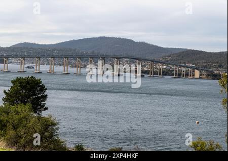 Le pont Tasman relie la Tasman Highway au-dessus de la rivière Derwent à Montagu Bay près de Hobart en Tasmanie, en Australie. Lors de son ouverture en 1965, le Banque D'Images