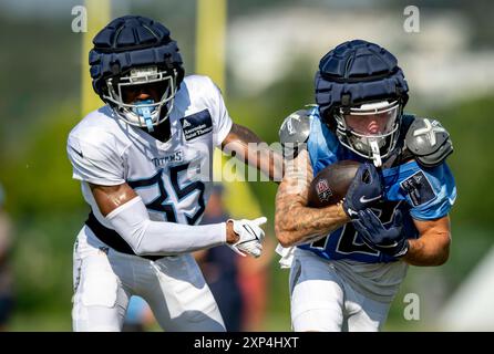 Nashville, Tennessee, États-Unis. 3 août 2024. Les Titans du Tennessee (35) ROBERT JAVIER et (12) MASON KINSEY participent à un exercice pendant le camp d'entraînement à l'Ascension Saint Thomas Sports Park. (Crédit image : © Camden Hall/ZUMA Press Wire) USAGE ÉDITORIAL SEULEMENT! Non destiné à UN USAGE commercial ! Banque D'Images