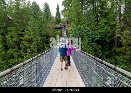 Personnes sur le pont suspendu Capilano de Vancouver, Colombie-Britannique, Canada. Banque D'Images