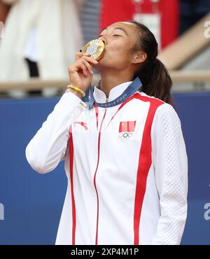 Paris, France. 03 août 2024. La chinoise Qinwen Zheng célèbre sa victoire dans le match pour la médaille d'or en simple féminin contre la croate Donna Vekic à Roland Garros le samedi 03 août 2024, lors de la huitième journée des Jeux olympiques de Paris. La Chine a remporté le match deux sets à aimer. Photo de Hugo Philpott/UPI crédit : UPI/Alamy Live News Banque D'Images