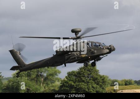 ZM712, un Boeing Apache AH2 exploité par l'Army Air corps britannique, au départ de la RAF Fairford dans le Gloucestershire, en Angleterre, après avoir participé au Royal International Air Tattoo 2024 (RIAT24). Banque D'Images