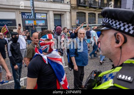 CRÉDIT OBLIGATOIRE © Garry Clarkson / BMT anti Immigration & Pro Palestine Demo Leeds 3 août 2024. Après les attaques de Southport / Tommy Robinson Banque D'Images
