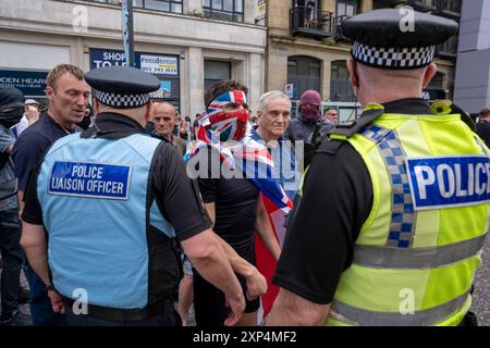 CRÉDIT OBLIGATOIRE © Garry Clarkson / BMT anti Immigration & Pro Palestine Demo Leeds 3 août 2024. Après les attaques de Southport / Tommy Robinson Banque D'Images