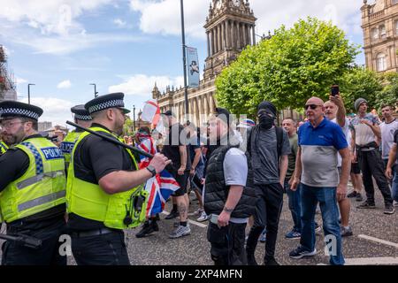 CRÉDIT OBLIGATOIRE © Garry Clarkson / BMT anti Immigration & Pro Palestine Demo Leeds 3 août 2024. Après les attaques de Southport / Tommy Robinson Banque D'Images
