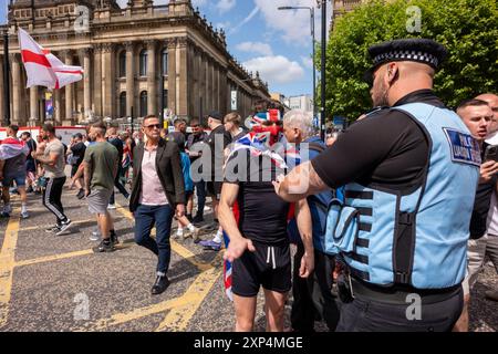 CRÉDIT OBLIGATOIRE © Garry Clarkson / BMT anti Immigration & Pro Palestine Demo Leeds 3 août 2024. Après les attaques de Southport / Tommy Robinson Banque D'Images