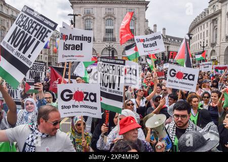 Londres, Royaume-Uni. 03 août 2024. Les manifestants tiennent des pancartes en soutien à Gaza pendant la marche à Piccadilly Circus. Des milliers de personnes ont défilé en solidarité avec la Palestine pour exiger un cessez-le-feu et appeler le gouvernement britannique à cesser d’armer Israël alors que la guerre à Gaza se poursuit. Crédit : SOPA images Limited/Alamy Live News Banque D'Images