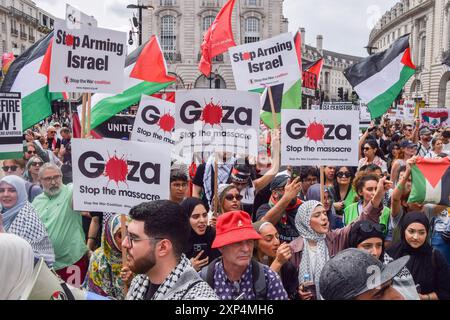 Londres, Royaume-Uni. 03 août 2024. Les manifestants tiennent des pancartes en soutien à Gaza pendant la marche à Piccadilly Circus. Des milliers de personnes ont défilé en solidarité avec la Palestine pour exiger un cessez-le-feu et appeler le gouvernement britannique à cesser d’armer Israël alors que la guerre à Gaza se poursuit. Crédit : SOPA images Limited/Alamy Live News Banque D'Images