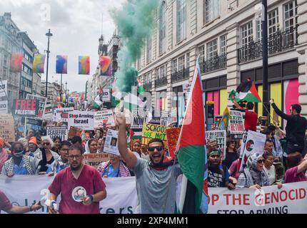 Londres, Royaume-Uni. 03 août 2024. Un manifestant déclenche une flamme de fumée pendant la marche à Piccadilly. Des milliers de personnes ont défilé en solidarité avec la Palestine pour exiger un cessez-le-feu et appeler le gouvernement britannique à cesser d’armer Israël alors que la guerre à Gaza se poursuit. Crédit : SOPA images Limited/Alamy Live News Banque D'Images