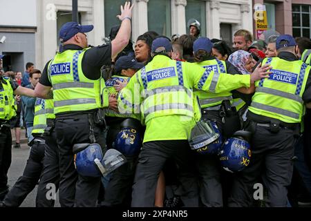 Manchester, Royaume-Uni. 8 août 2024. Levez-vous contre le racisme organisez une contre-protestation contre les manifestants anti-immigration qui sont descendus dans les rues en profitant des événements de Southport, où trois enfants ont été assassinés, pour diffuser leur message. Il y a une forte présence policière autour de la ville qui restreint le mouvement de la stand up to racisme protester. Manchester, Royaume-Uni. Banque D'Images