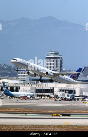 28 juillet 2024, Westchester/Los Angeles, CA : un Boeing 757 de United Airlines décolle de l'aéroport international de Los Angeles (LAX), samedi 28 juillet 2024. LAX prévoit une augmentation du trafic passagers et véhicules jusqu'au reste de l'été 2024. Rich Schmitt/Zuma Press (crédit image : © Rich Schmitt/ZUMA Press Wire) USAGE ÉDITORIAL SEULEMENT! Non destiné à UN USAGE commercial ! Banque D'Images