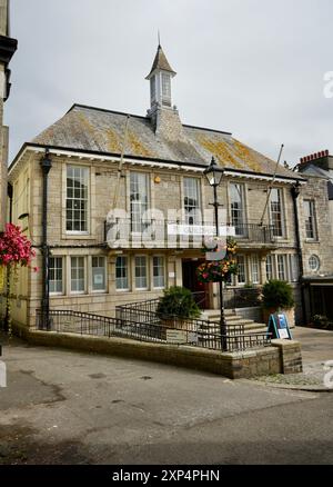 St Ives Guildhall, conçu par Geoffrey B. Drewitt dans le style néoclassique, construit en pierre de cendres en 1939. Banque D'Images