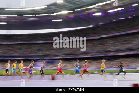 Paris, France. 03 août 2024. Les coureurs participent au 1500 m Repechage Heat 2 masculin lors de la compétition d'athlétisme des Jeux Olympiques de Paris 2024 à Paris, France, le samedi 3 août 2024. Photo de Paul Hanna/UPI crédit : UPI/Alamy Live News Banque D'Images