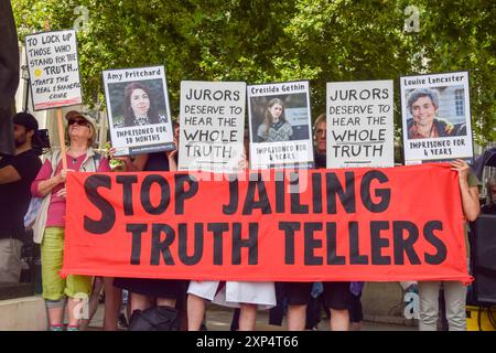 Les manifestants tiennent des photos d'activistes emprisonnés et une banderole « arrêtez de emprisonner les vérificateurs de la vérité » pendant la manifestation sur la place du Parlement. Les manifestants se sont rassemblés en solidarité avec 21 militants de Just Stop Oil qui sont actuellement en prison pour diverses manifestations contre le changement climatique. (Photo de Vuk Valcic / SOPA images/SIPA USA) Banque D'Images