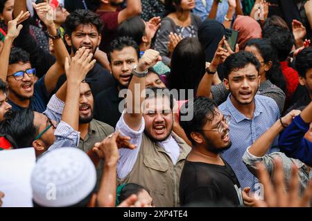 Dhaka, Bangladesh. 3 août 2024. Des manifestants prennent part à une manifestation au Central Shaheed Minar à Dhaka, Bangladesh, le 3 août 2024. Les organisateurs du mouvement étudiant anti-discrimination réclament la démission du gouvernement actuel. Ils ont également annoncé leur intention de lancer un mouvement de non-coopération à partir du 4 août 2024. (Crédit image : © Suvra Kanti Das/ZUMA Press Wire) USAGE ÉDITORIAL SEULEMENT! Non destiné à UN USAGE commercial ! Crédit : ZUMA Press, Inc/Alamy Live News Banque D'Images