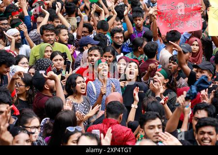 Dhaka, Bangladesh. 3 août 2024. Des manifestants prennent part à une manifestation au Central Shaheed Minar à Dhaka, Bangladesh, le 3 août 2024. Les organisateurs du mouvement étudiant anti-discrimination réclament la démission du gouvernement actuel. Ils ont également annoncé leur intention de lancer un mouvement de non-coopération à partir du 4 août 2024. (Crédit image : © Suvra Kanti Das/ZUMA Press Wire) USAGE ÉDITORIAL SEULEMENT! Non destiné à UN USAGE commercial ! Crédit : ZUMA Press, Inc/Alamy Live News Banque D'Images