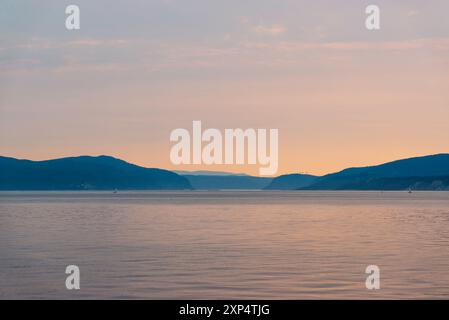 Tadoussac, Canada - juillet 28 2024 : vue magnifique sur le coucher du soleil dans le fjord du Saguenay Banque D'Images