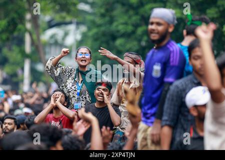 Dhaka, Bangladesh. 3 août 2024. Des manifestants prennent part à une manifestation au Central Shaheed Minar à Dhaka, Bangladesh, le 3 août 2024. Les organisateurs du mouvement étudiant anti-discrimination réclament la démission du gouvernement actuel. Ils ont également annoncé leur intention de lancer un mouvement de non-coopération à partir du 4 août 2024. (Crédit image : © Suvra Kanti Das/ZUMA Press Wire) USAGE ÉDITORIAL SEULEMENT! Non destiné à UN USAGE commercial ! Crédit : ZUMA Press, Inc/Alamy Live News Banque D'Images