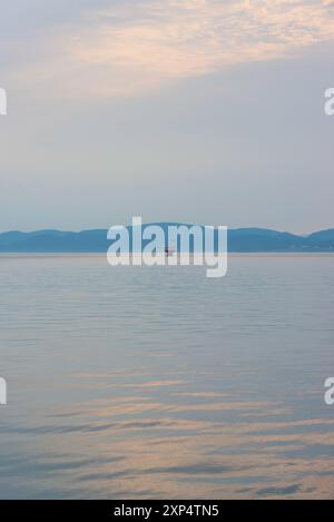 Tadoussac, Canada - juillet 28 2024 : vue magnifique sur le coucher du soleil dans le fjord du Saguenay Banque D'Images