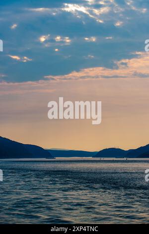 Tadoussac, Canada - juillet 28 2024 : vue magnifique sur le coucher du soleil dans le fjord du Saguenay Banque D'Images