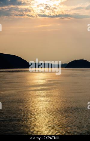 Tadoussac, Canada - juillet 28 2024 : vue magnifique sur le coucher du soleil dans le fjord du Saguenay Banque D'Images