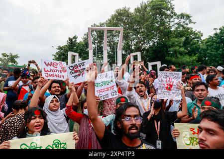 Dhaka, Bangladesh. 3 août 2024. Des manifestants prennent part à une manifestation au Central Shaheed Minar à Dhaka, Bangladesh, le 3 août 2024. Les organisateurs du mouvement étudiant anti-discrimination réclament la démission du gouvernement actuel. Ils ont également annoncé leur intention de lancer un mouvement de non-coopération à partir du 4 août 2024. (Crédit image : © Suvra Kanti Das/ZUMA Press Wire) USAGE ÉDITORIAL SEULEMENT! Non destiné à UN USAGE commercial ! Crédit : ZUMA Press, Inc/Alamy Live News Banque D'Images