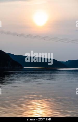 Tadoussac, Canada - juillet 28 2024 : vue magnifique sur le coucher du soleil dans le fjord du Saguenay Banque D'Images