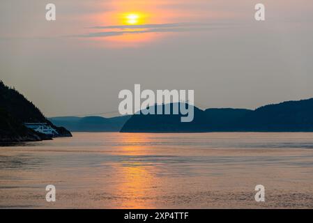 Tadoussac, Canada - juillet 28 2024 : vue magnifique sur le coucher du soleil dans le fjord du Saguenay Banque D'Images