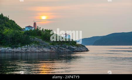 Tadoussac, Canada - juillet 28 2024 : vue magnifique sur le coucher du soleil dans le fjord du Saguenay Banque D'Images