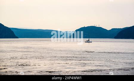 Tadoussac, Canada - juillet 28 2024 : vue magnifique sur le coucher du soleil dans le fjord du Saguenay Banque D'Images