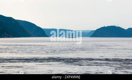 Tadoussac, Canada - juillet 28 2024 : vue magnifique sur le coucher du soleil dans le fjord du Saguenay Banque D'Images