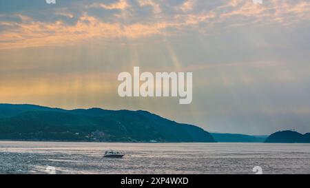 Tadoussac, Canada - juillet 28 2024 : vue magnifique sur le coucher du soleil dans le fjord du Saguenay Banque D'Images