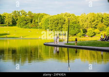 Montréal, Canada - 14 juillet 2024 : Lac Castor au sommet du Mont Royal à Montréal Banque D'Images