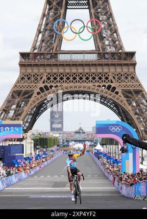 Paris, France. 3 août 2024. Remco Evenepoel de Belgique célèbre à la ligne d'arrivée après la course masculine de cyclisme sur route aux Jeux Olympiques de Paris 2024 à Paris, France, le 3 août 2024. Crédit : Li Yibo/Xinhua/Alamy Live News Banque D'Images