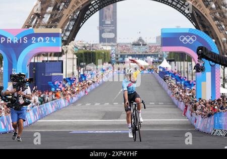 Paris, France. 3 août 2024. Remco Evenepoel de Belgique célèbre à la ligne d'arrivée après la course masculine de cyclisme sur route aux Jeux Olympiques de Paris 2024 à Paris, France, le 3 août 2024. Crédit : Li Yibo/Xinhua/Alamy Live News Banque D'Images