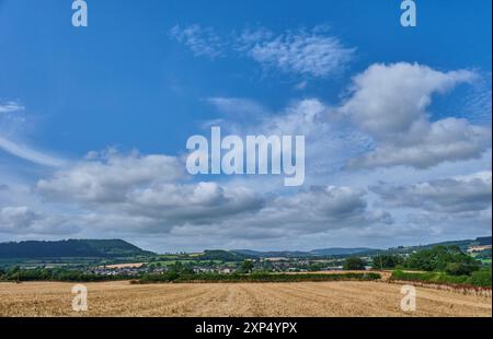 Regardant en arrière vers Craven Arms et Stoke Wood depuis un sentier public, Craven Arms, Shropshire Banque D'Images