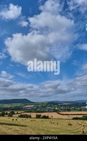 Regardant en arrière vers Craven Arms et Stoke Wood depuis un sentier public, Craven Arms, Shropshire Banque D'Images